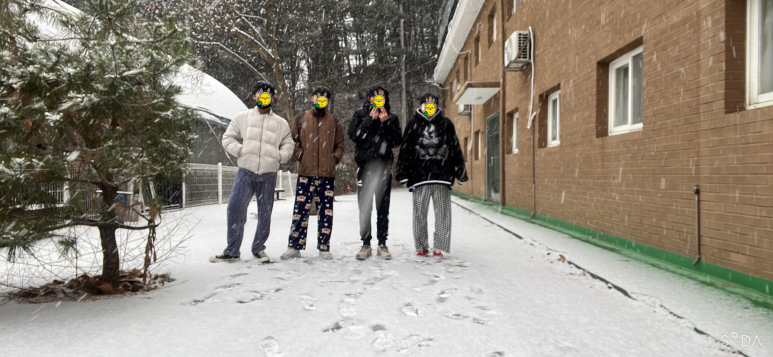 생각보다 많은 눈에 당황했지만 언젠간 그치겠지 하면서 방에서 일단 핸드폰 게임을 하면서 시간을 때우고 저녁 시간까지 기다렸다.
