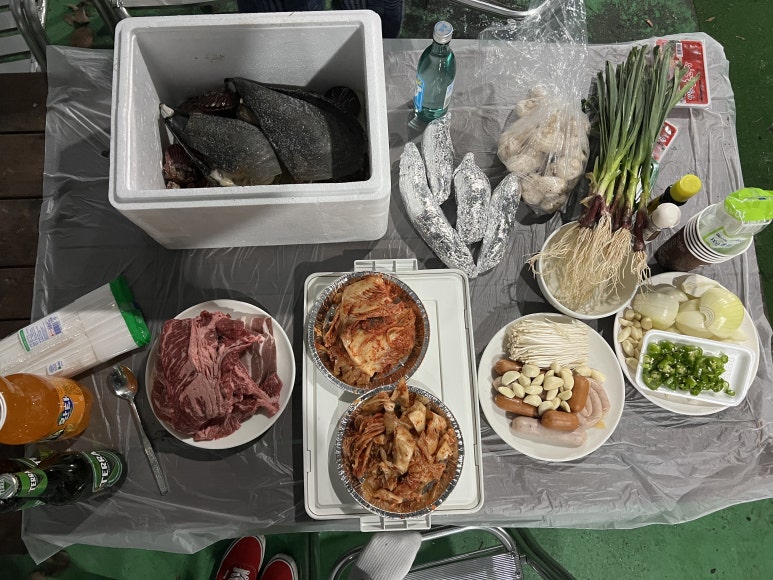 저녁 메뉴는 고기, 조개류, 고구마 등등 이였다.