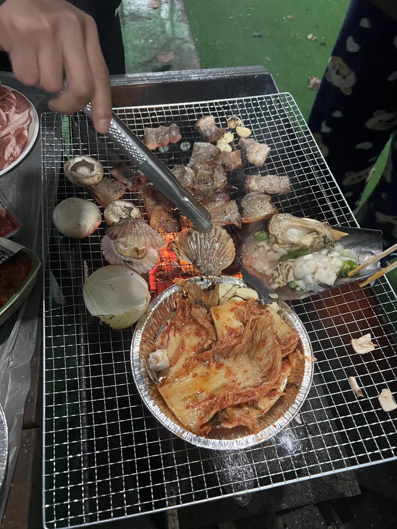 잘 구워 먹다가 어느 순간부터 안 익기 시작해서 그냥 치우고 방에 들어가서 다시 핸드폰 게임을 했다.
