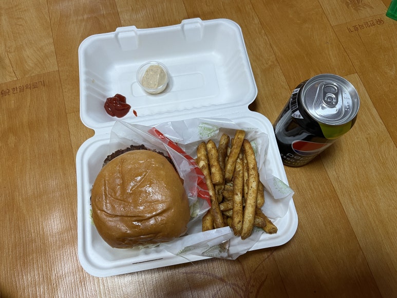 저녁은 수제버거! 근데 맛이 그저 그랬다.