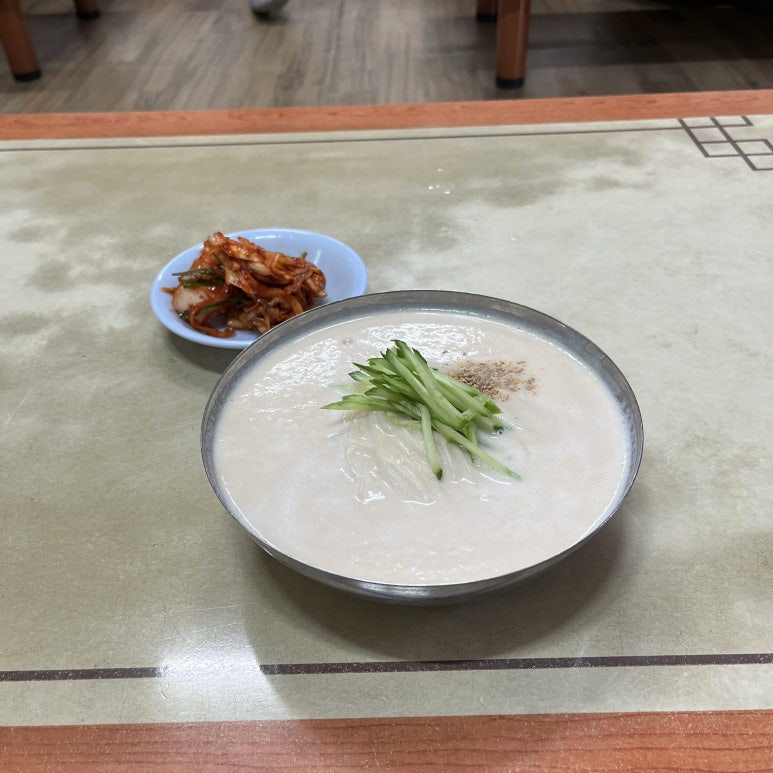 아침으로 콩국수를 먹었다. 콩국수도 그저 그랬는지 기억이 잘 나지 않았지만 김치는 진짜 맛있었다.