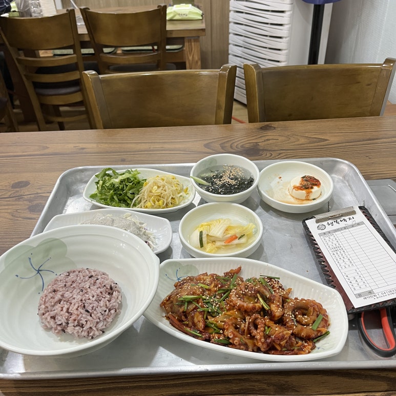 저녁은 낚지 덮밥! 보이는 그대로의 맛이었다.
