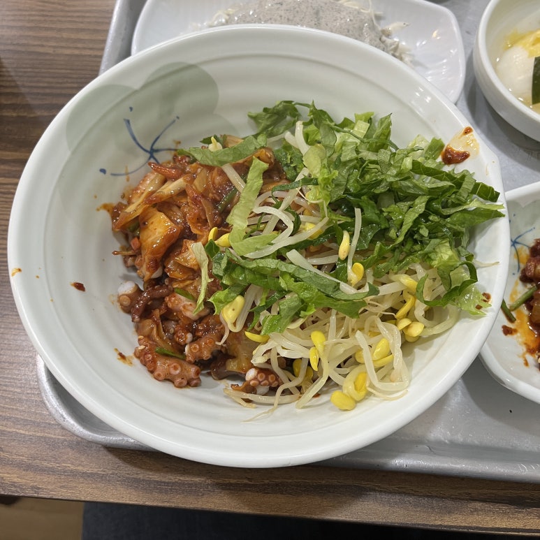 저녁은 낚지 덮밥! 보이는 그대로의 맛이었다.