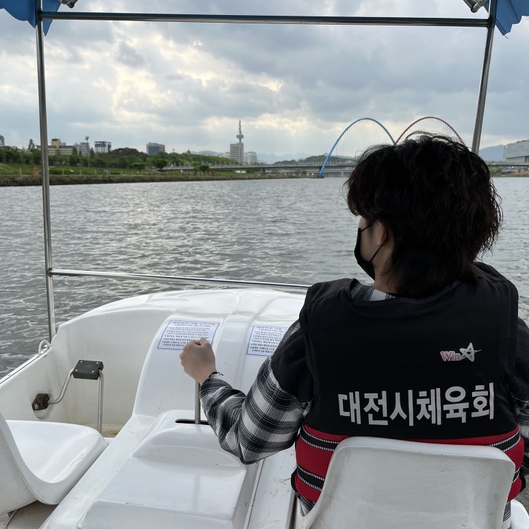 대전 금강에는 오리배와 비슷한 배가 있다.