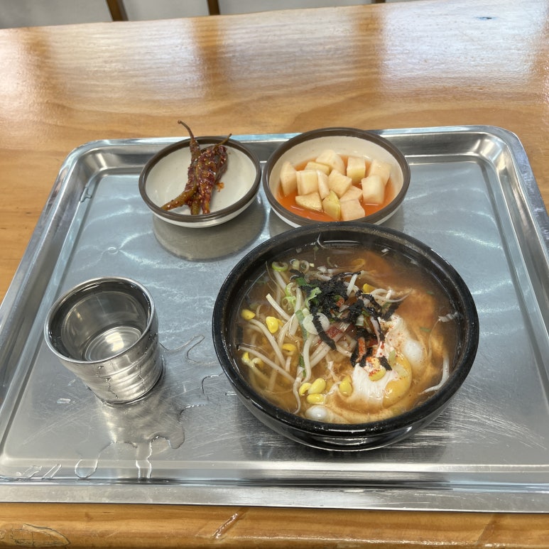 아침으로 숙소 근처에 제일 가까운 식당에서 콩나물 국밥을 먹었다.