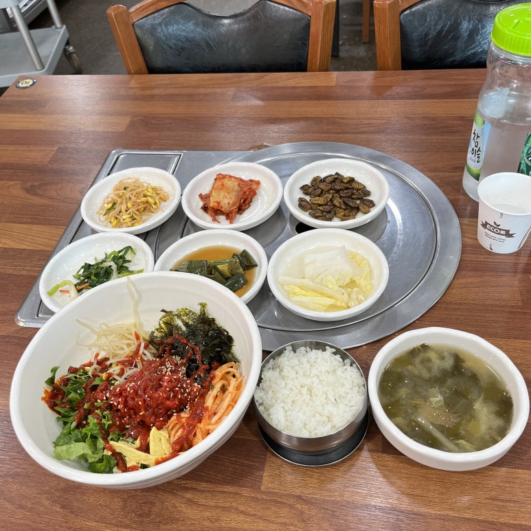 담양에 가는 길에 육회 비빔밥을 먹었다.
