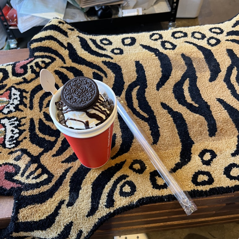 엄청 협소했지만 분위기와 먹었던 아이스크림이 참 맛있었다.