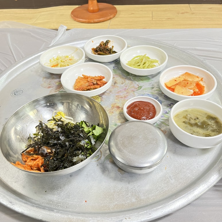 함평 읍내에서 낙지 육회 비빔밥을 먹고 근처 하나로 마트에 들어가서 할아버지와 할머니께 드릴 소주와 담배를 샀다.