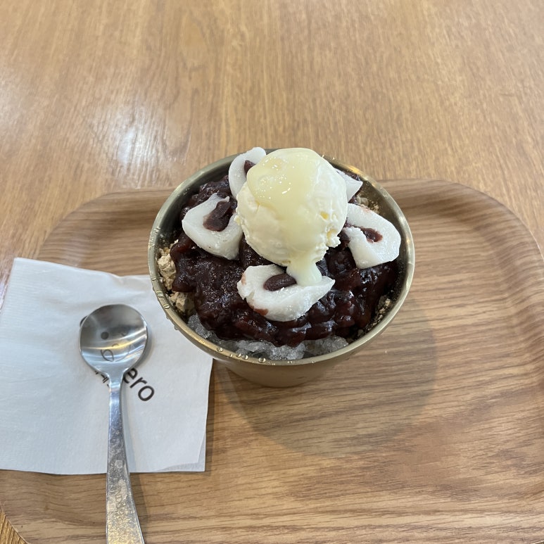 숙소에 들어가기 전에 근처 카페에서 빙수를 먹었다.