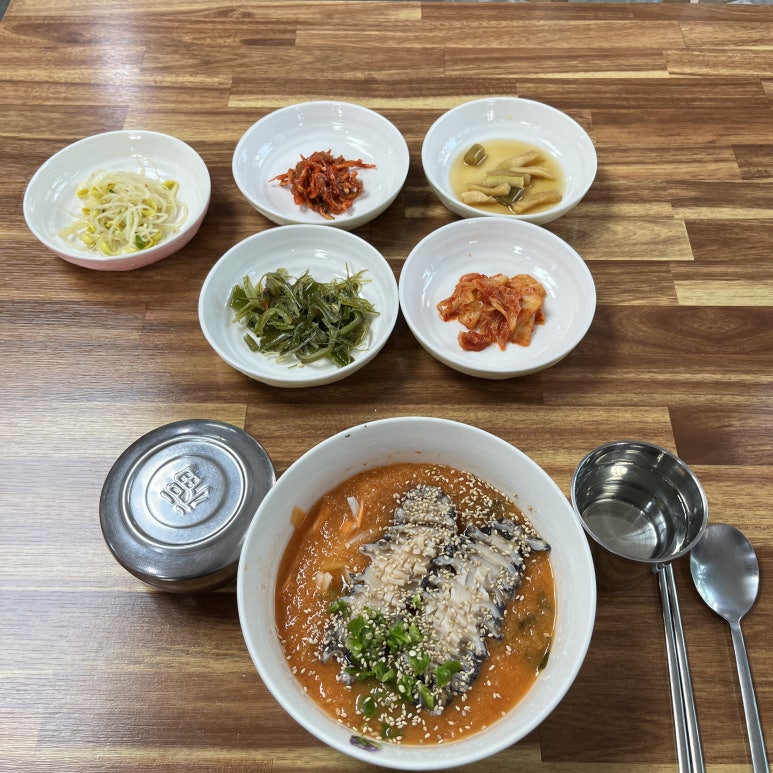 저녁으로 전복 물회를 먹고 카페에 들러서 디저트도 먹고 돌아다니다 진짜 같은 고릴라를 마주쳤다.