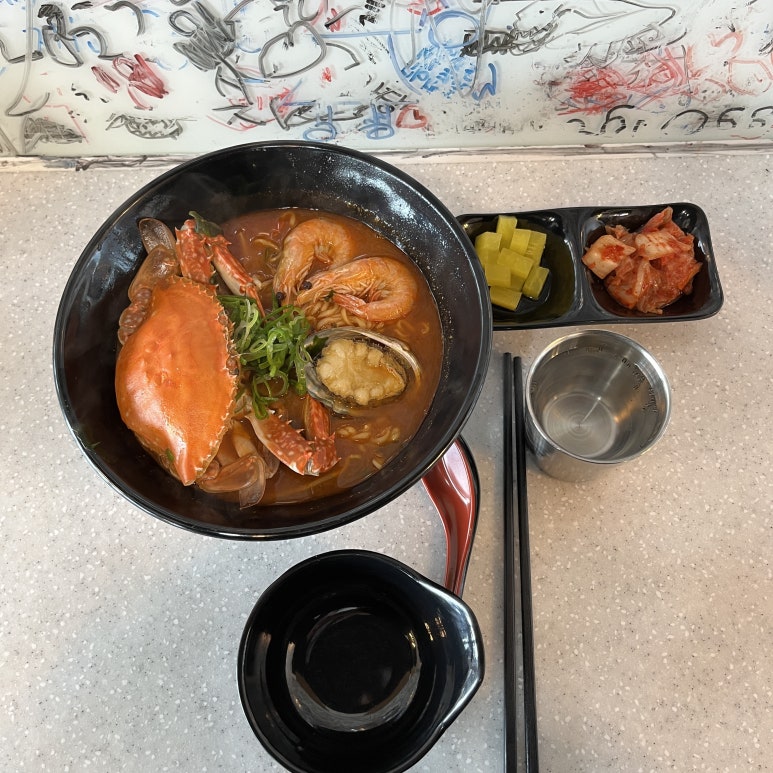 근처에 해물 라면을 파는 곳이 있다고 해서 갔다.
