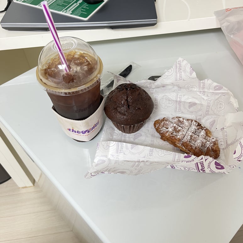 만족스럽지 못한 저녁을 뒤로하고 호텔에 들어가면서 벤티에서 빵과 아메리카노를 사갔다.