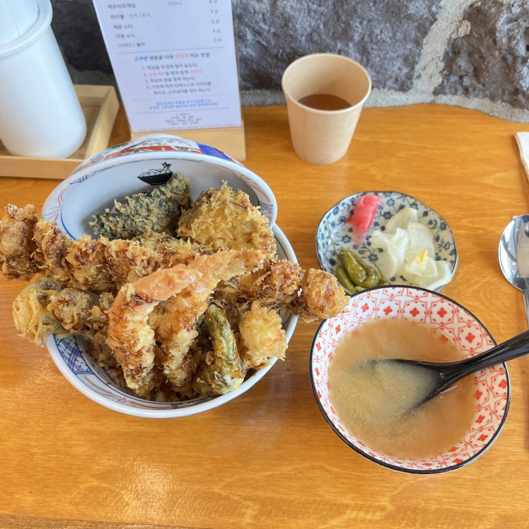 아침부터 기름진 텐동을 먹었는데 너무 처음엔 맛있는데 점점 느끼해졌다.