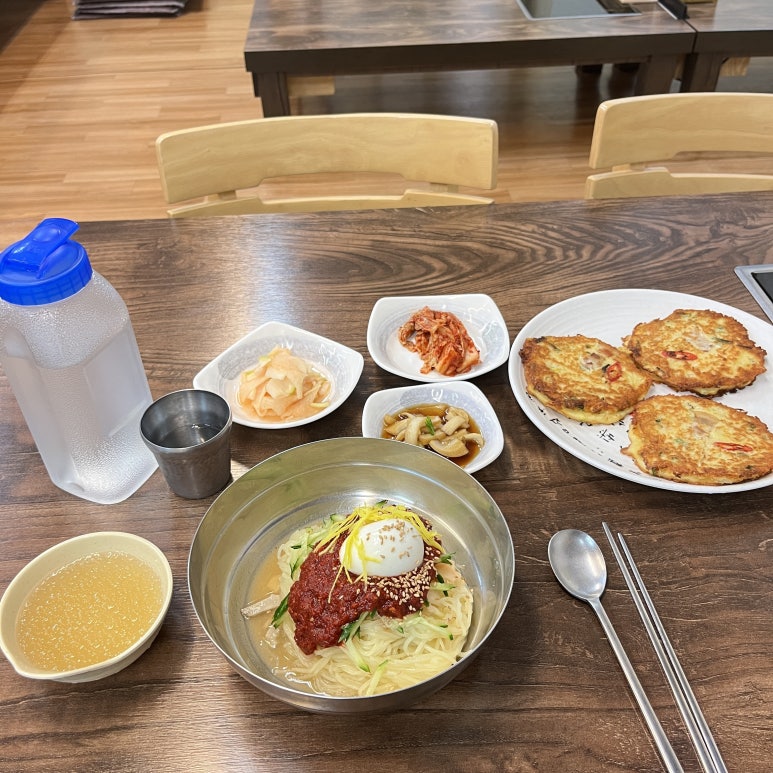 저녁에는 밀면? 과 빈대떡을 먹었다.