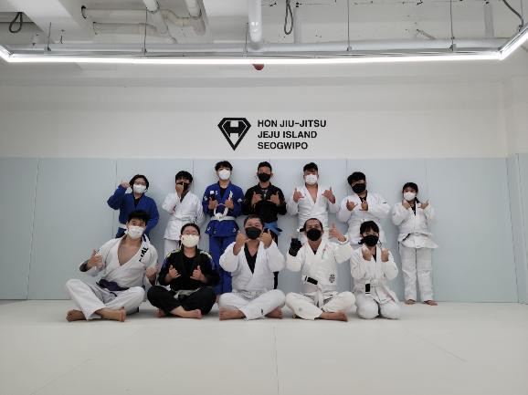 저녁을 먹고 호텔 근처 주짓수 도장을 찾아갔다.