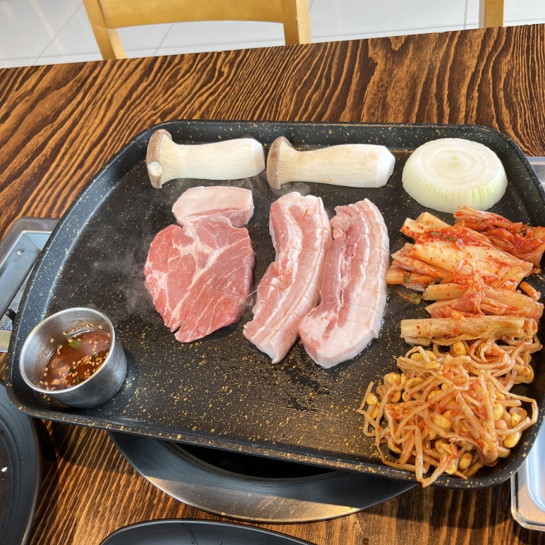 점심쯤에 일어나서 일어나자마자 흑돼지를 먹으러 갔다.