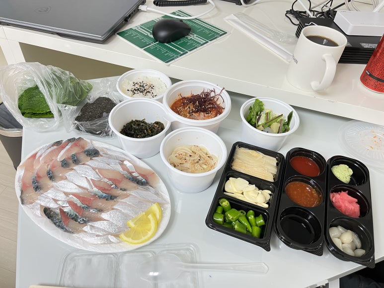 저녁시간이 되어가자 제주도에 왔으니 회를 먹어야겠다는 생각에 급하게 고등어 회와 갈치회를 사 왔다.