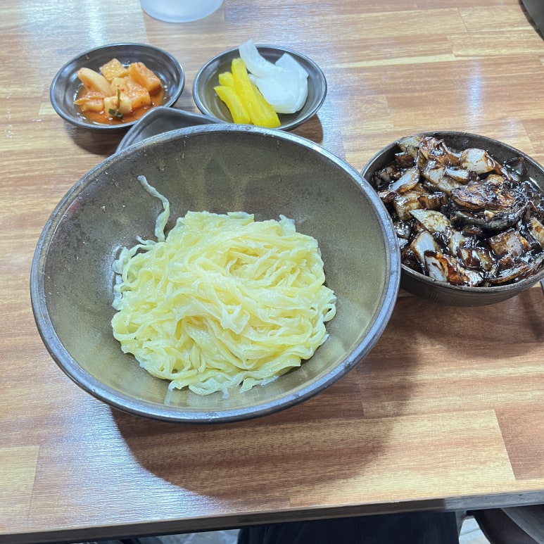 면이 좀 특이했는데 맛은 그저 그랬다.