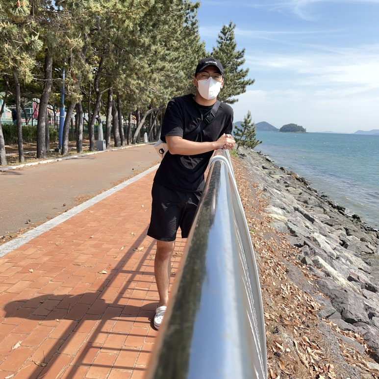 산책하는 길에 한 장 더 찍어봤다.