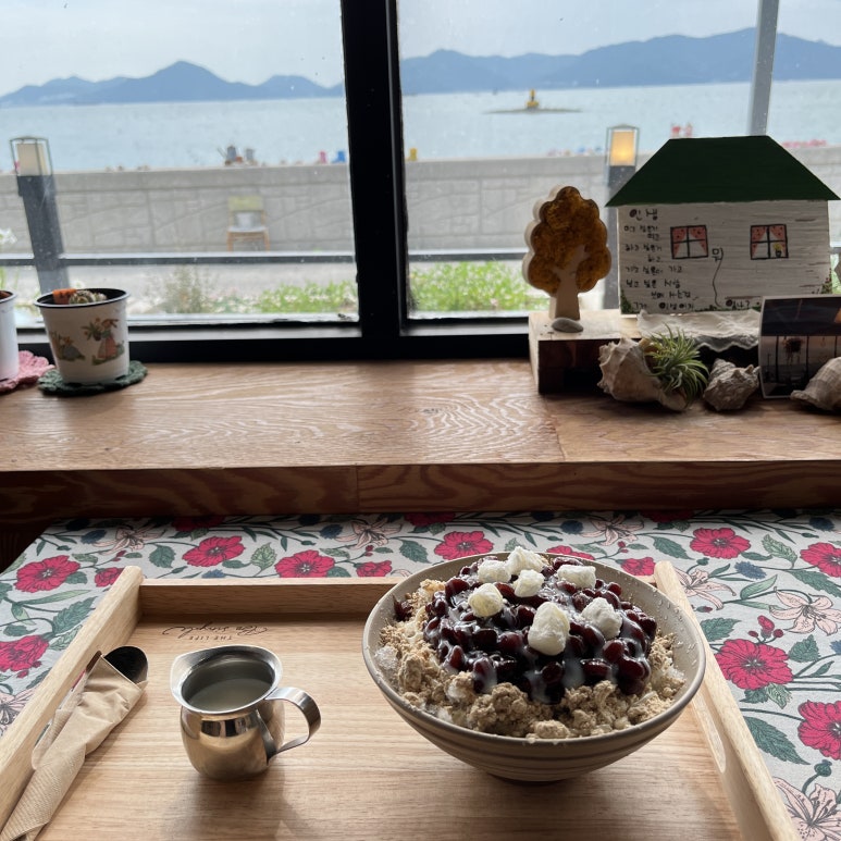 바다를 보면서 옛날 빙수를 먹으며 노래를 들었다.