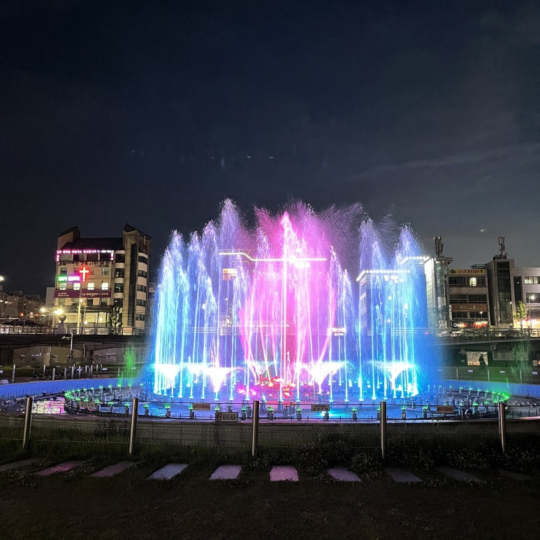 노래에 맞춰 분수가 예쁘게 변했다.