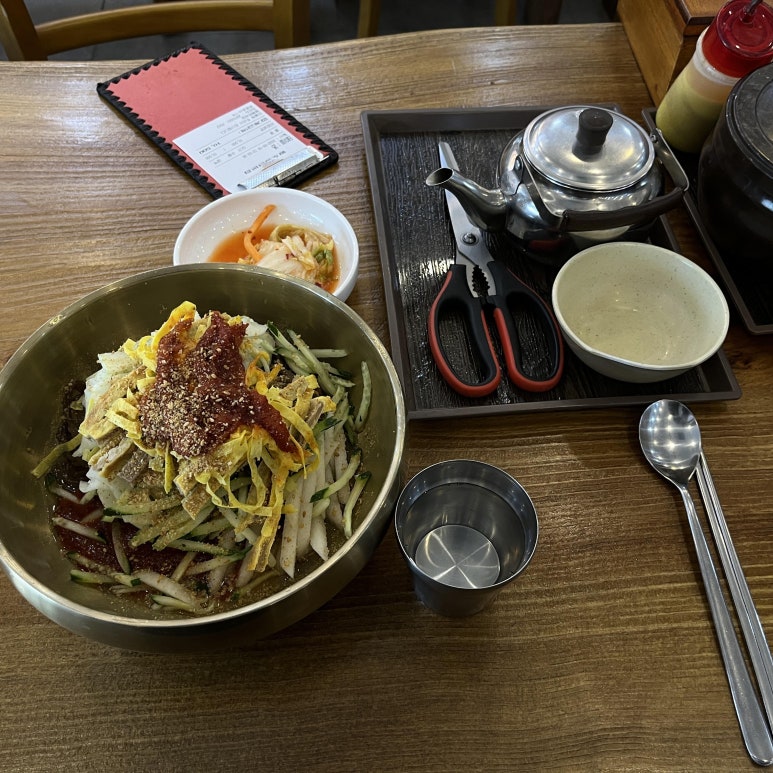 나는 냉면같이 면이 얇은 음식은 그다지 좋아하지 않는데 황포냉면은 굉장히 맛있었다.