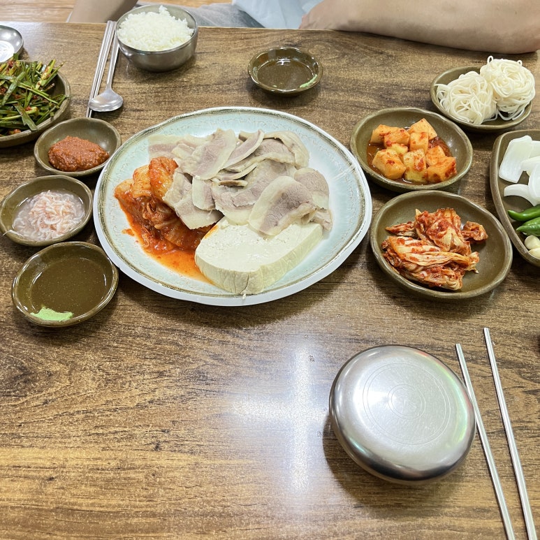 체육관 누나가 알려준 국밥집을 향했다.