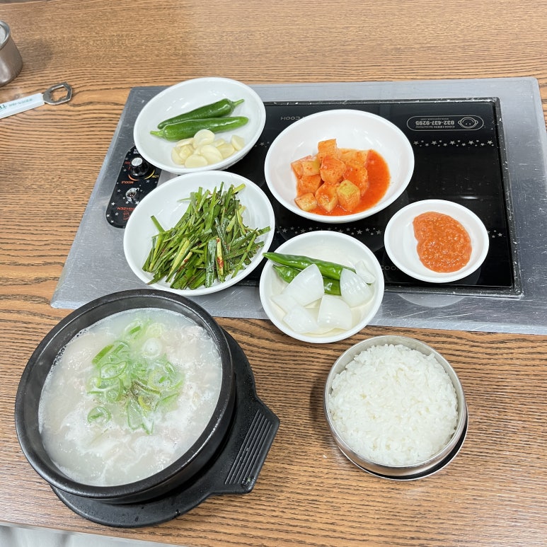 저녁은 숙소 근처에 있는 돼지국밥집에 갔다.