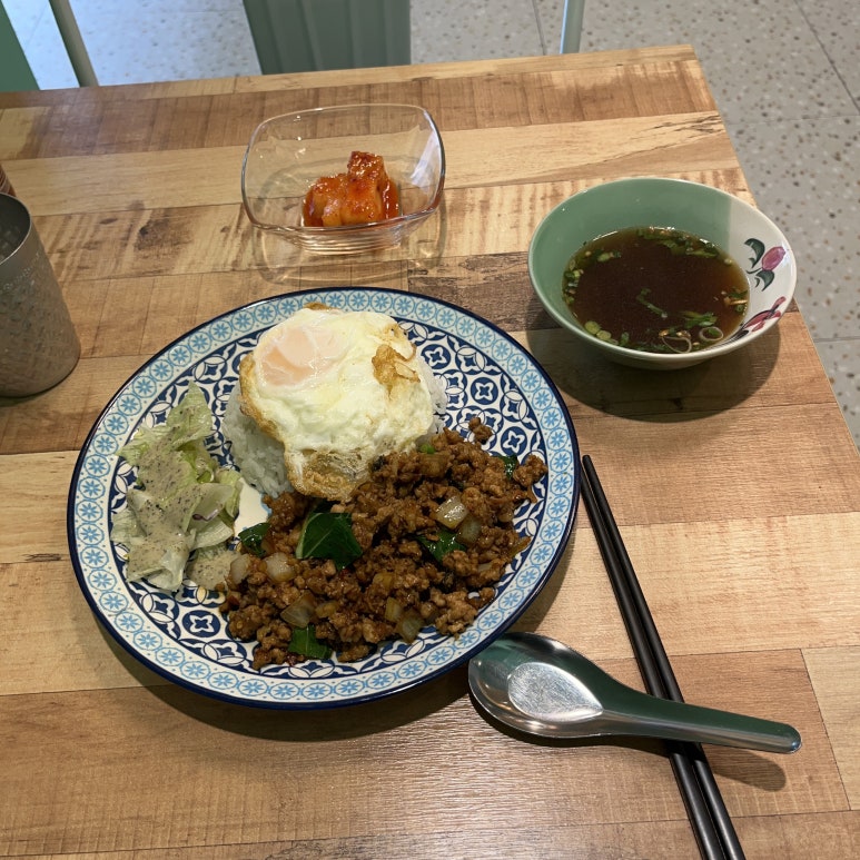 맛있었는데 사실 창 밖에 서있는 우체국 차와 내 오토바이를 보는데 가슴이 답답했다.