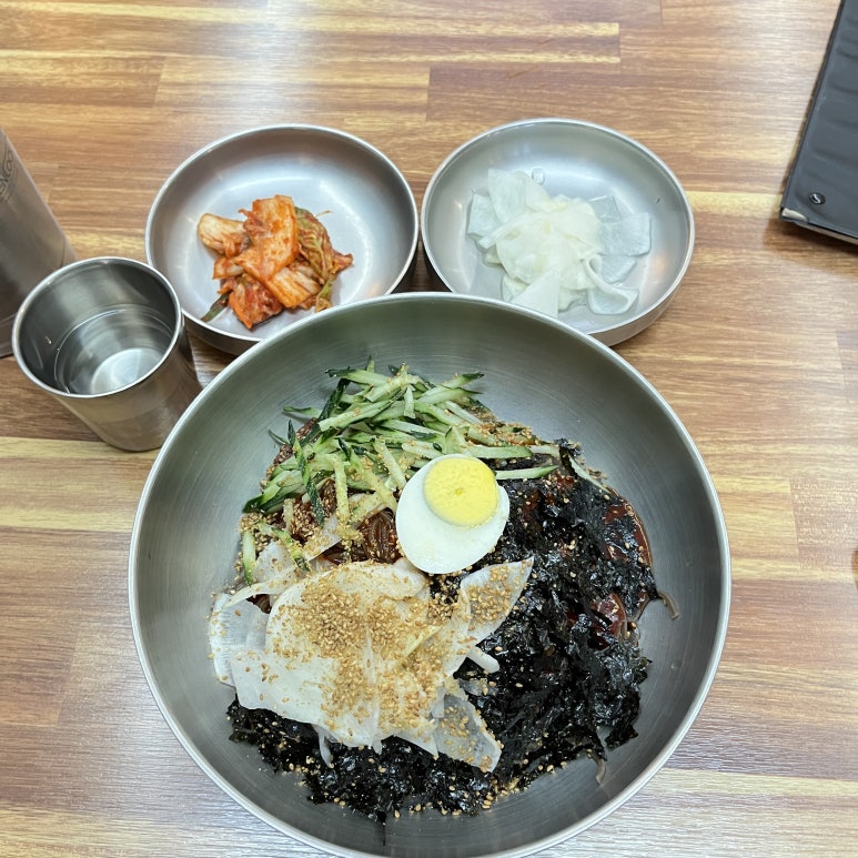 저녁으로 밀면을 먹었다.