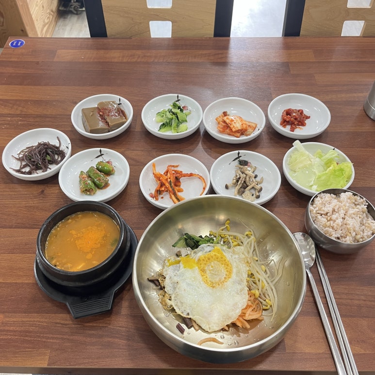 그냥 막 들어왔는데 청국장 냄새가 너무 심해서 아…. 잘못 들어왔구나 싶었다.