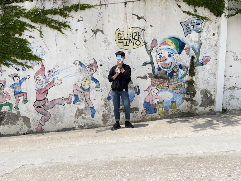 봄이었지만 눈사람, 산타 그림이 있는 독도사랑 벽화에서 사진을 찍었다.