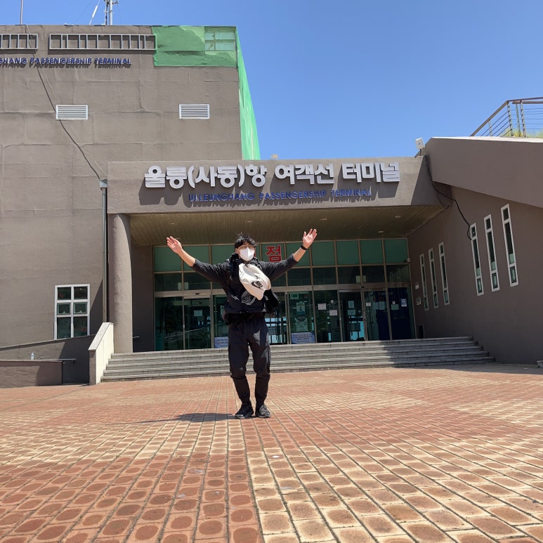 우연히 찍힌 옆모습인데 생각보다 괜찮아서 저장했다.