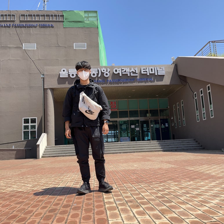 우연히 찍힌 옆모습인데 생각보다 괜찮아서 저장했다.