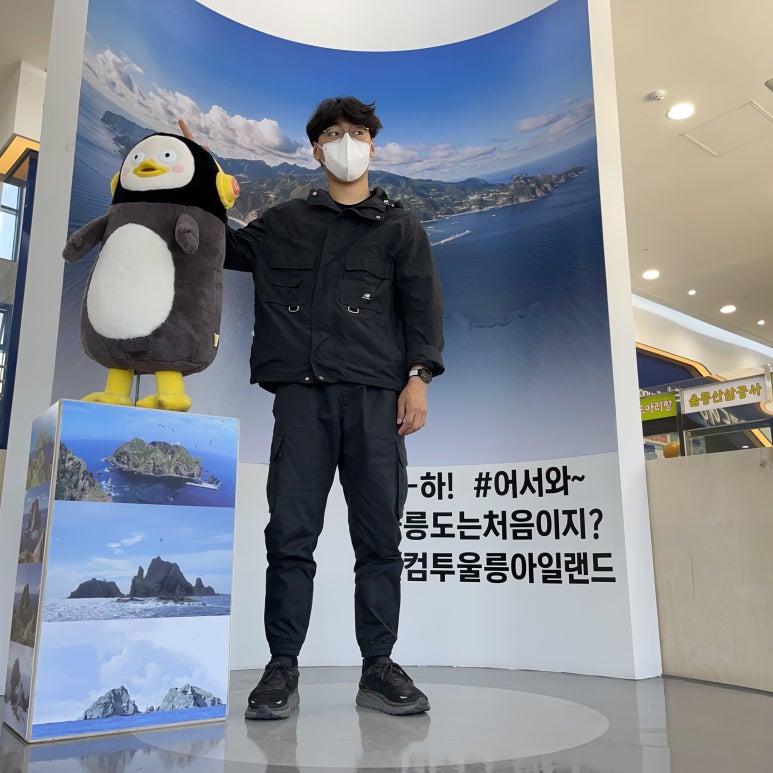 울릉도 여행자 센터 1층에 펭수 인형이 있어서 펭수랑도 사진을 찍었다.
