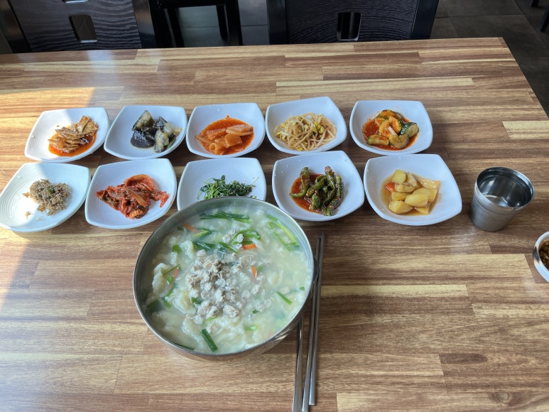 본격적으로 출발하기 전에 송천강 근처에 식당에 왔다.