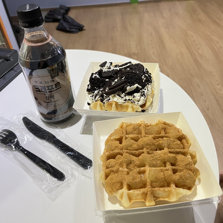 여행의 마지막 날 밤에 커피와 와플을 먹었다.