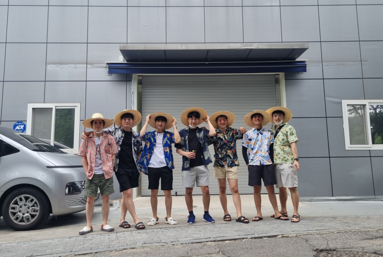이번에는 밀집 모자와 졸렬한 선글라스이다.