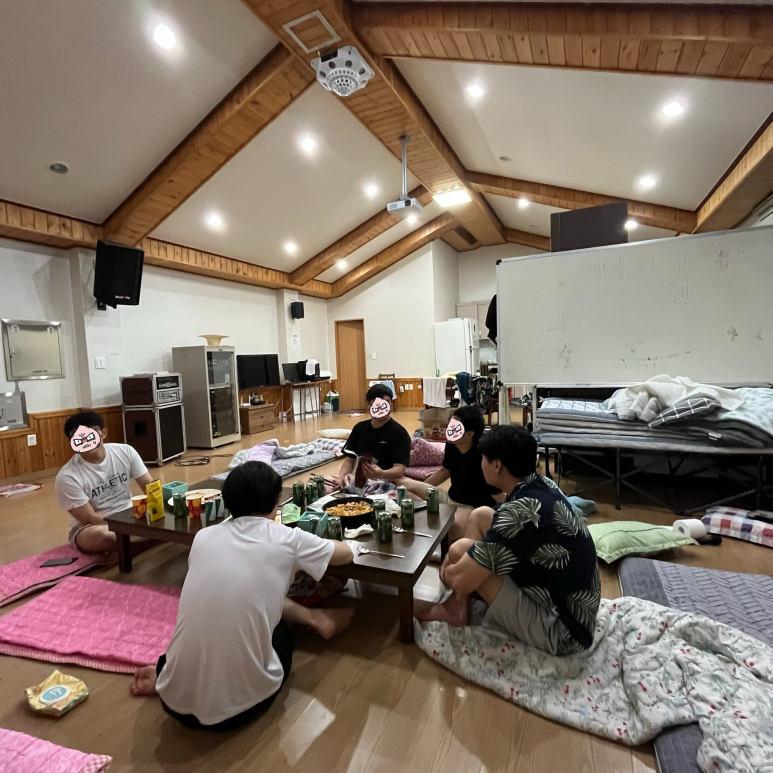 좀 쉬다 술과 과자를 먹었다.