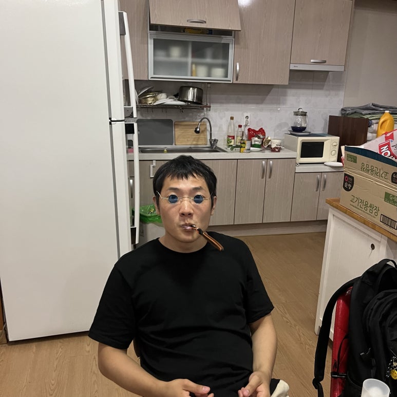 자기 전에 양치를 하면서 또 선글라스를 꼈다.