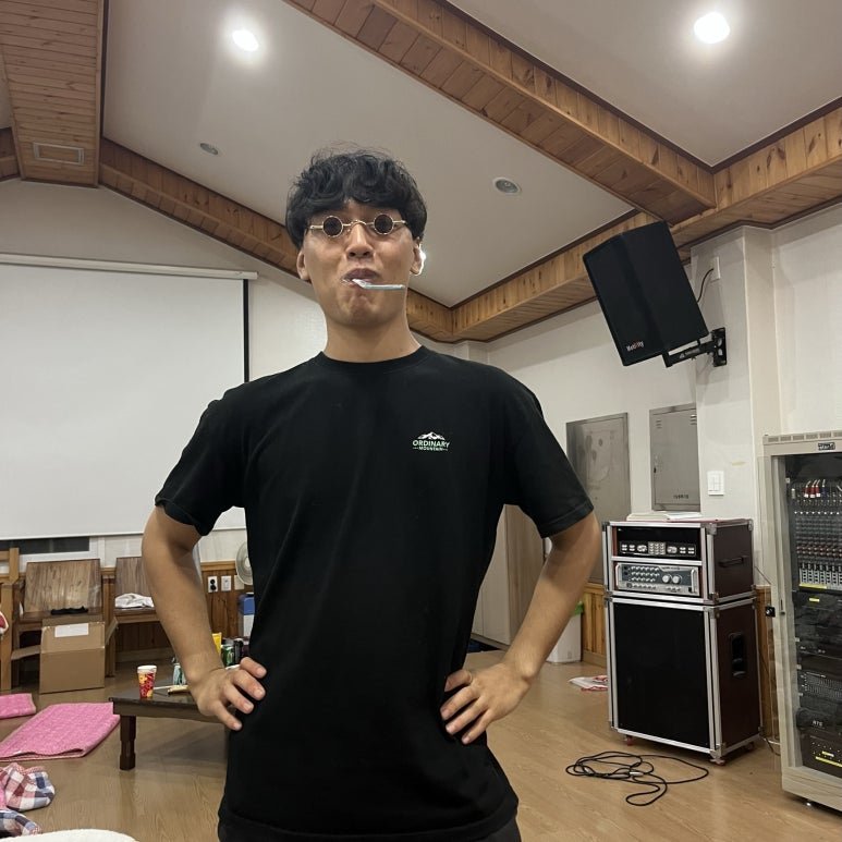 자기 전에 양치를 하면서 또 선글라스를 꼈다.