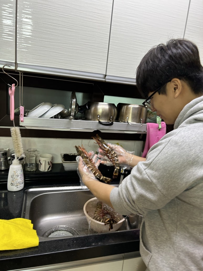 왜 저러고 있는지는 모르겠지만 아무튼 새우를 손질하고 있었다.