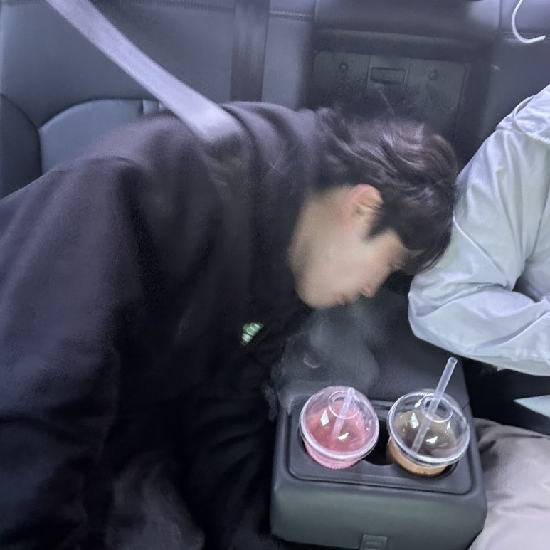 서울로 올라가는 길에 친구? 가 음료를 짐승처럼 먹길래 찍어줬다.
