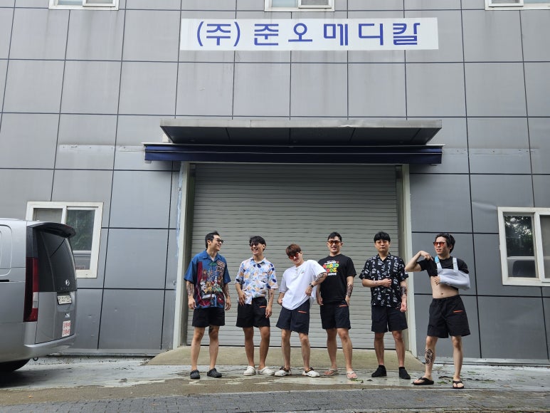 맨 오른쪽에 팔이 아픈 형은 최근에 주짓수 대회를 나가서 어깨가 뽑혔다.