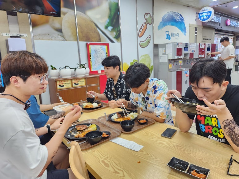 중간에 휴게소에 들러서 점심도 챙겨 먹고 갔다.