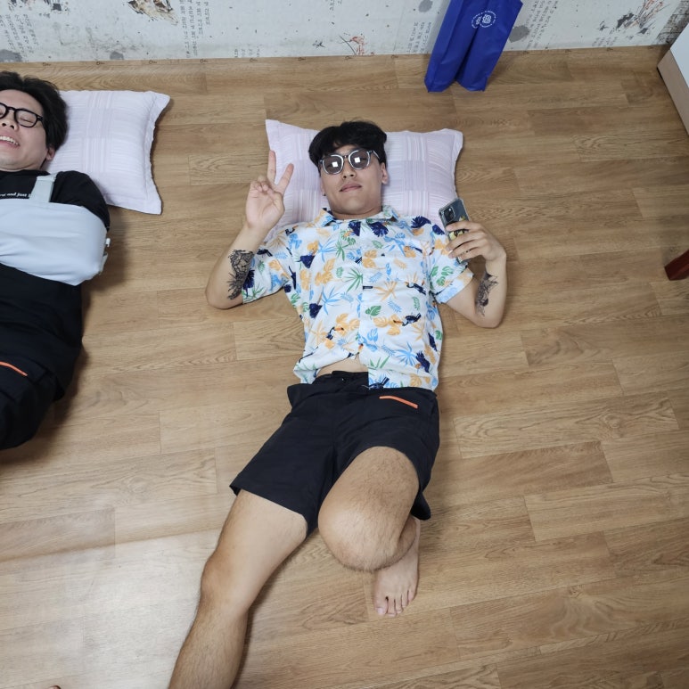 누워 있을 때 사진도 찍히고….