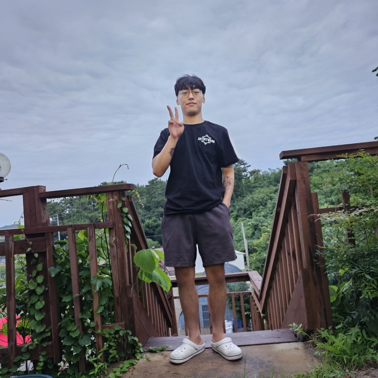 그 와중에 수영하고 샤워하고 옷 갈아입고 신이 났는지 열심히 사진을 또 찍었다.