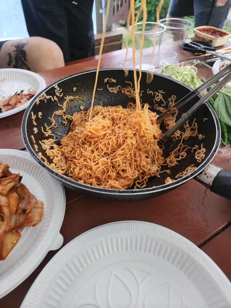 고기가 익어갈 때쯤 비빔면이 나왔다.