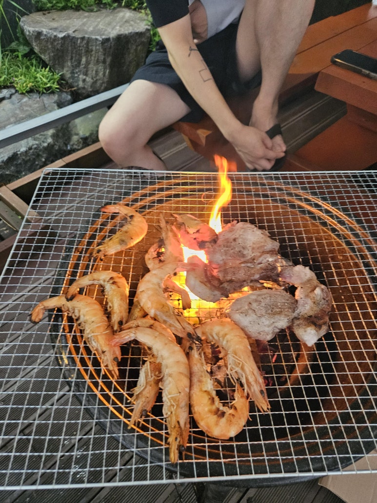 새우랑 고기도 굽고 열심히 밥을 먹었다.