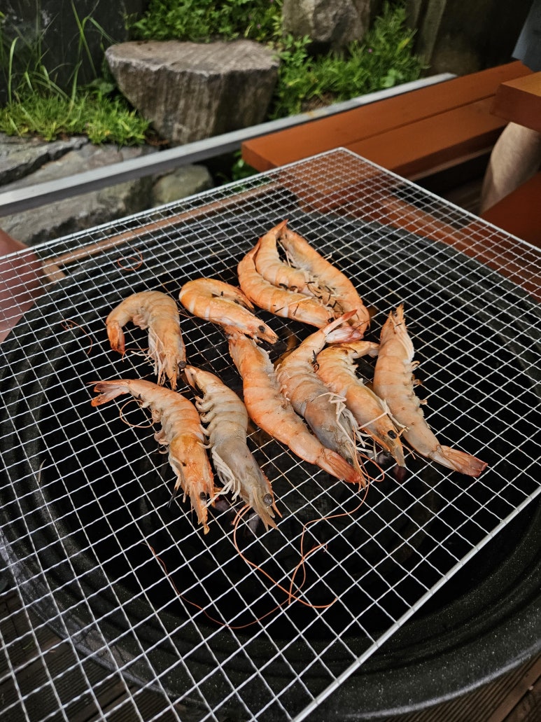 새우랑 고기도 굽고 열심히 밥을 먹었다.